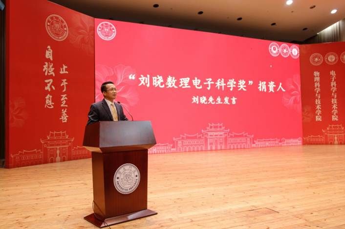桌子上有钟表中度可信度描述已自动生成 桌子上有钟表中度可信度描述已自动生成
